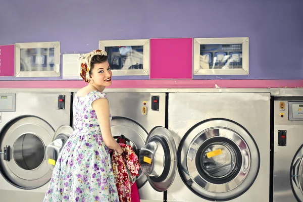 Çamaşırhane yapıyor kadın