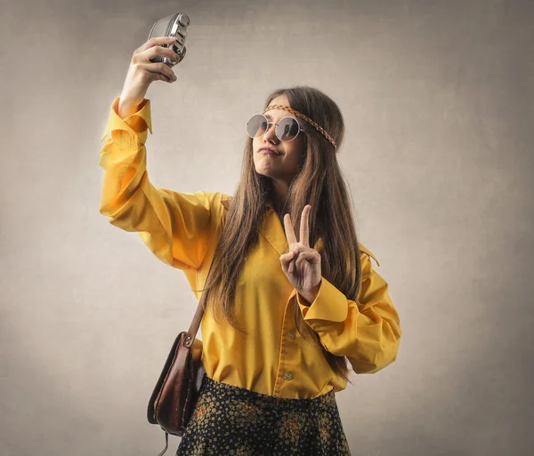 Chica tomando una selfie —  Fotos de Stock