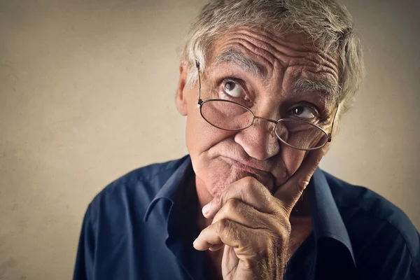 Oude man denken — Stockfoto