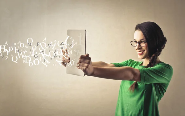 Frau mit Tablet — Stockfoto