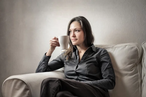 Frau trinkt Kaffee — Stockfoto