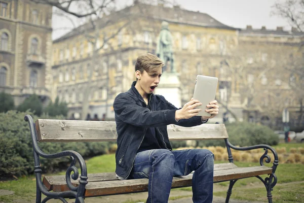 Ragazzo con compressa — Foto Stock