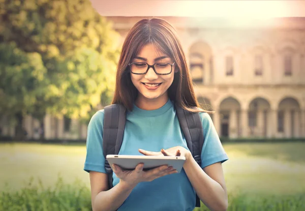 Studente con tablet — Foto Stock