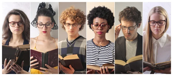 Pessoas lendo um livro — Fotografia de Stock