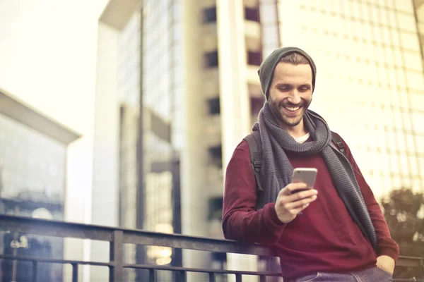 Telefonu kullanan adam — Stok fotoğraf