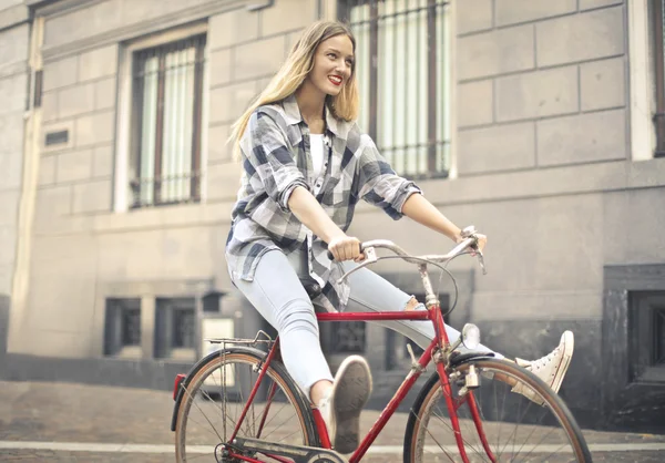 Flicka med cykel — Stockfoto