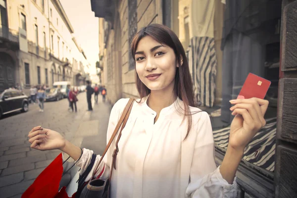 Vrouw met creditcard kopen — Stockfoto