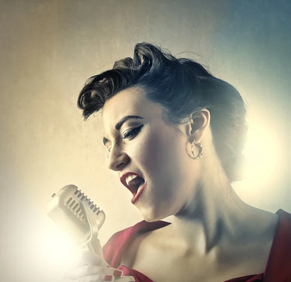 Vacker kvinna sjunger — Stockfoto
