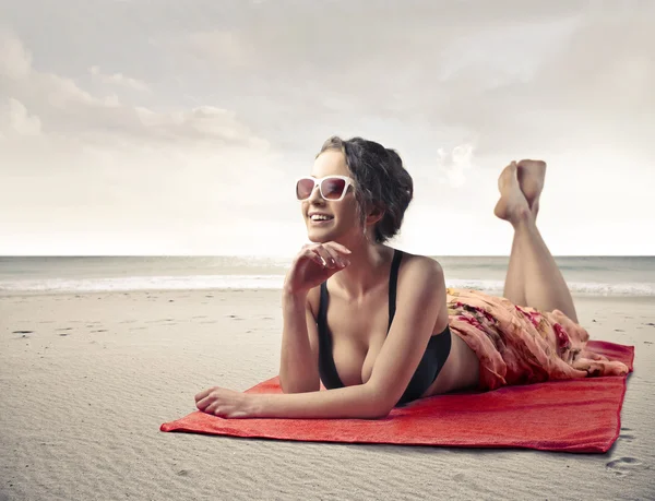 Vrouw op het strand — Stockfoto