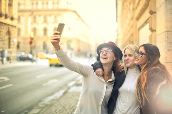 Amis prenant un selfie — Photo