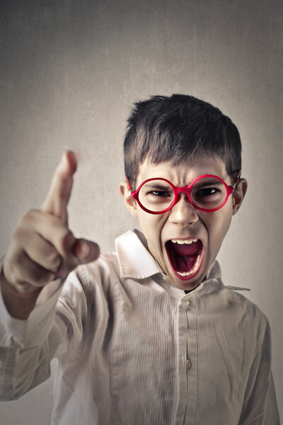 Ребенок кричит кому-то
