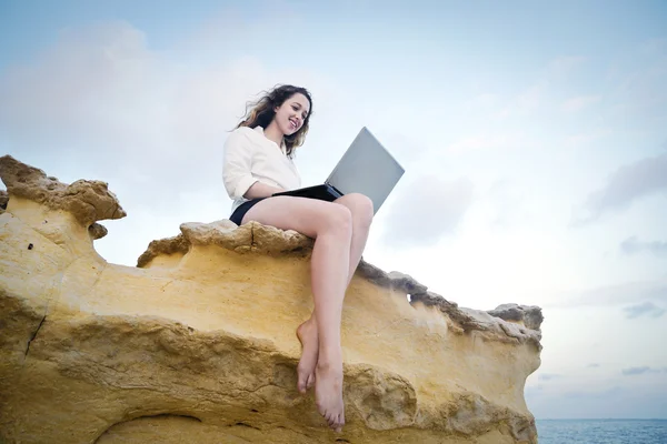 Vrouw met computer — Stockfoto