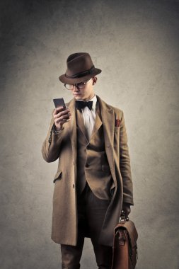 Telefonu kullanan adam.