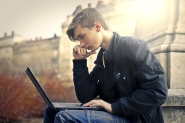 bilgisayar ile çocuk