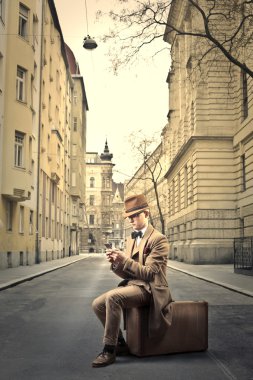 telefonu kullanan adam