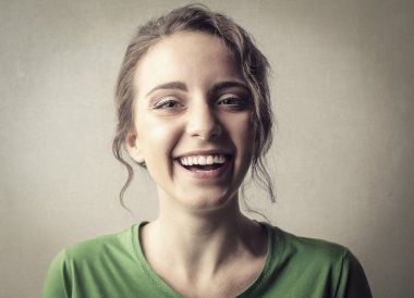 mutlu bir kadın gülüyor