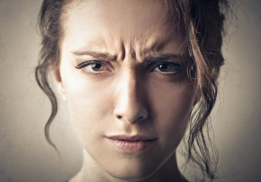 kızgın bir kadın portresi