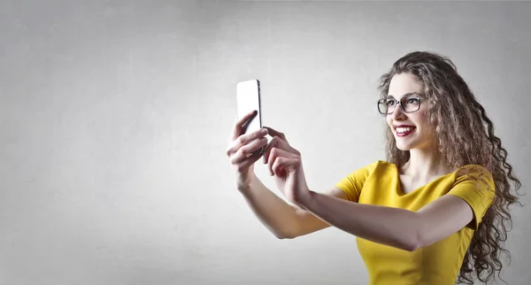 Frau macht ein Selfie — Stockfoto