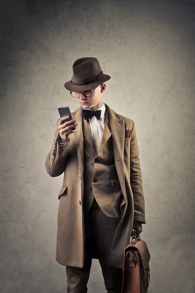Muž používající telefon — Stock fotografie