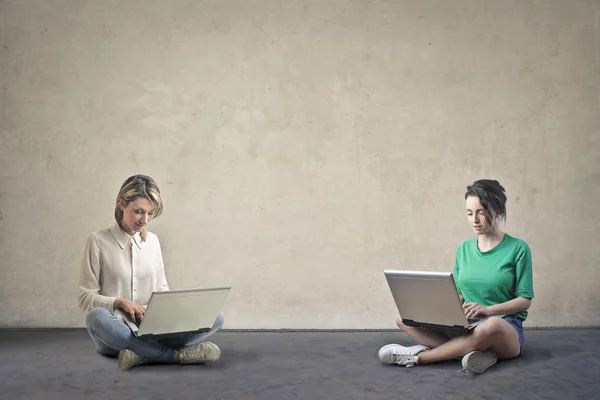 Vrouwen werken met computer — Stockfoto