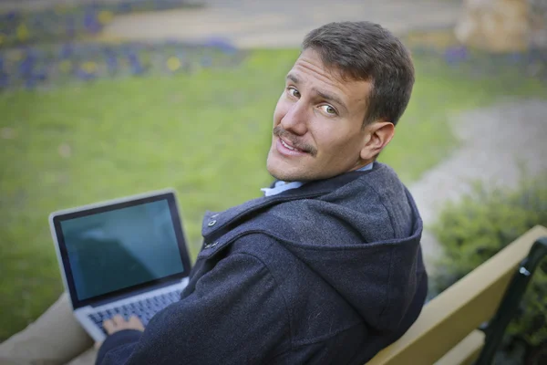 Homem com computador — Fotografia de Stock