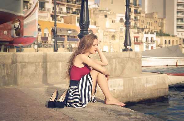 Frau am Pier — Stockfoto