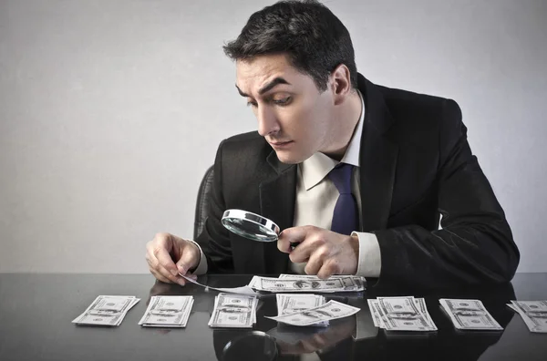 Hombre contando dinero —  Fotos de Stock