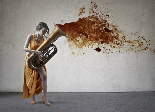 Femme jouant du saxophone — Photo