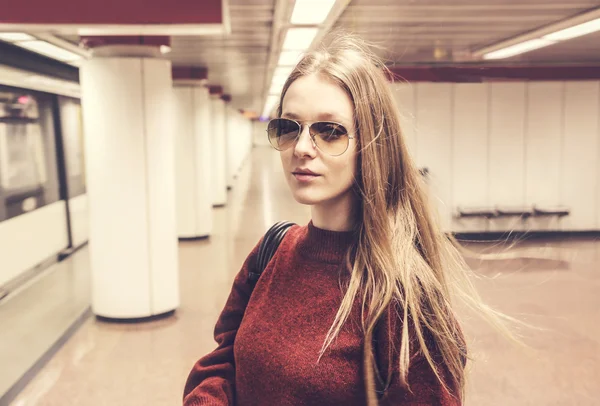 Kvinnan väntar på tunnelbanan — Stockfoto