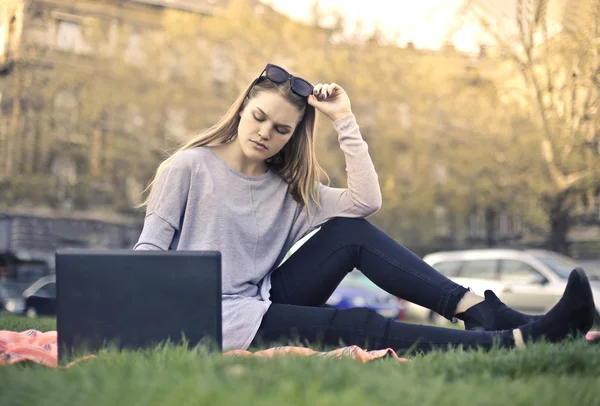 Meisje met computer — Stockfoto