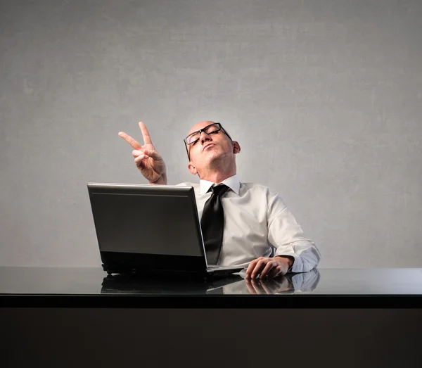 Divertido hombre de negocios bromeando — Foto de Stock