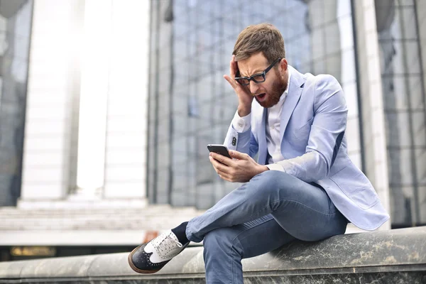 Uomo d'affari con telefono — Foto Stock