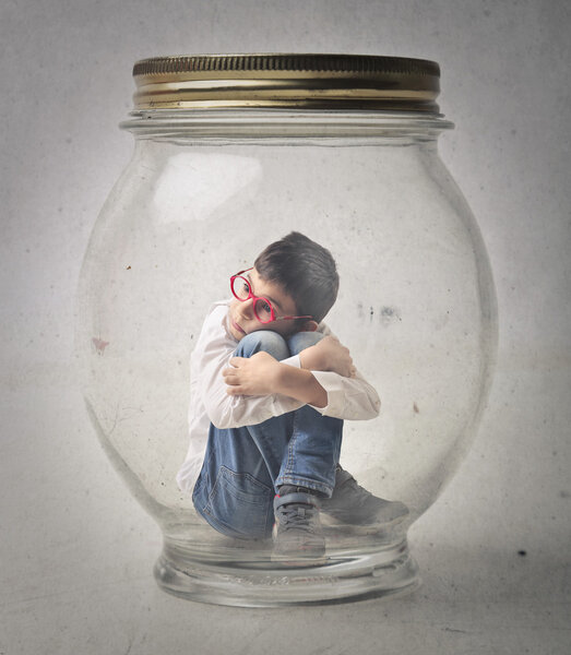 Ребенок на банке
