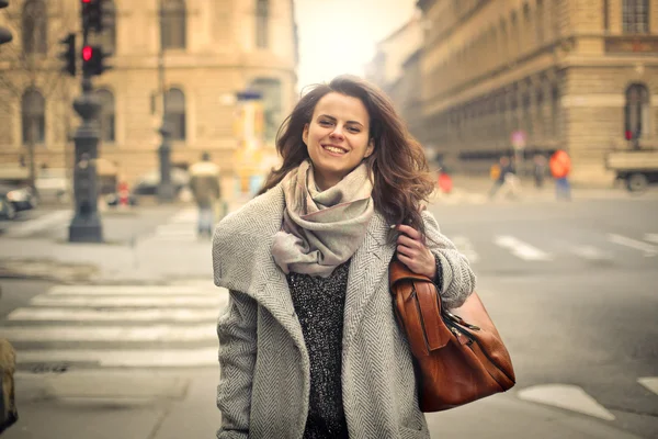 Femme dans la rue — Photo