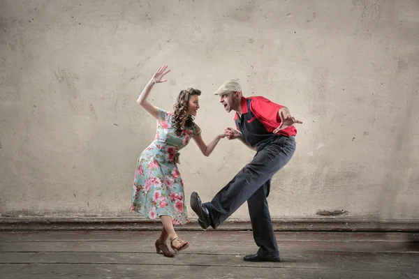 Paar dansen samen — Stockfoto