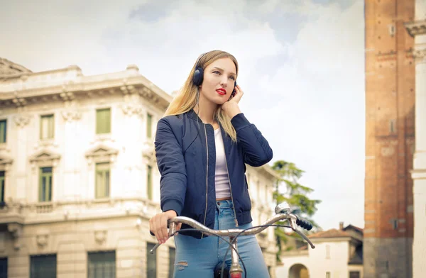 Femme écoutant de la musique — Photo