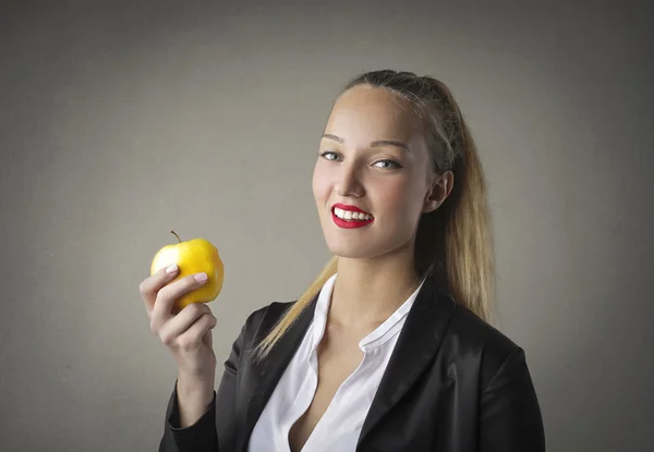 Frau isst einen Apfel — Stockfoto