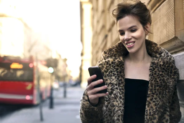 Vrouw die telefoon gebruikt — Stockfoto