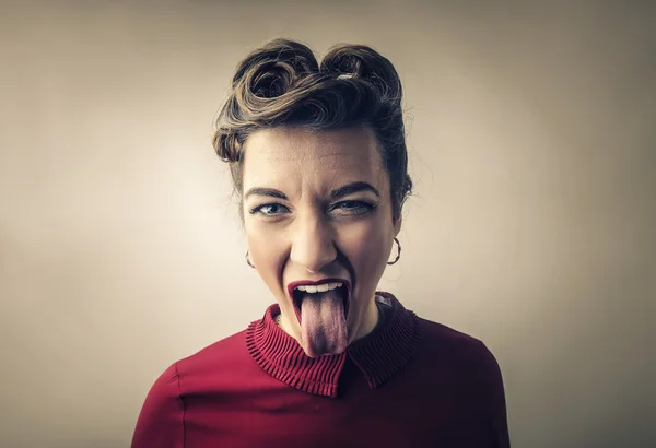 Mujer sacando su lengua — Foto de Stock