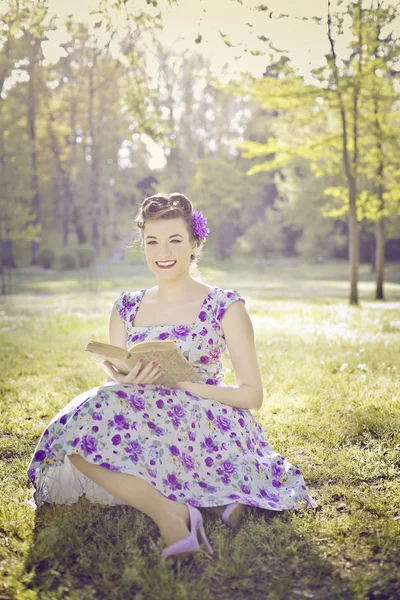 阅读的快乐女人 — 图库照片