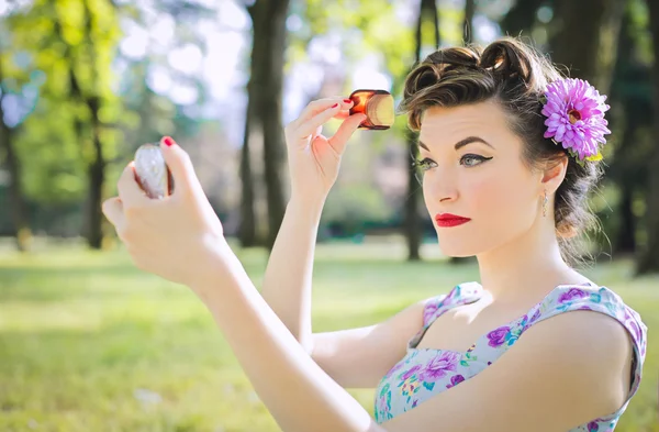 Vrouw in het park — Stockfoto