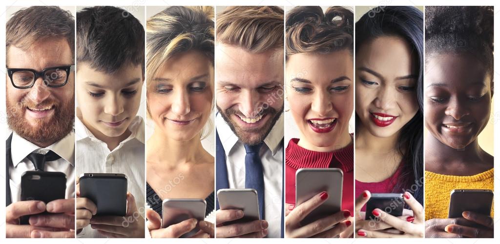 Приложение разговаривать с людьми. Человек с телефоном. Общение группы людей. Приложение разговаривать с людьми. Скайп общение.