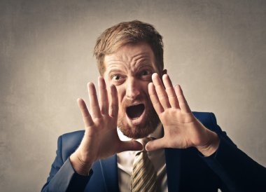 kızgın adam bağırıyor