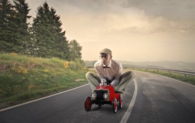 Araba süren bir adam.