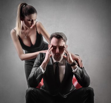 baş ağrısı ile gergin adam