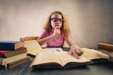 Öğrenci kitap okumak