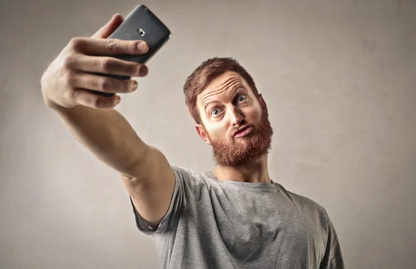 Um homem a tirar uma selfie — Fotografia de Stock