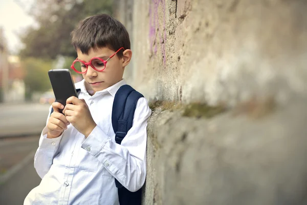 Kid med telefonen — Stockfoto