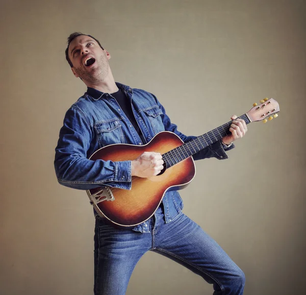 Man spelar gitarr — Stockfoto