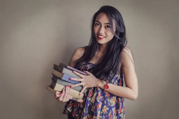 Kitap taşıyan kız — Stok fotoğraf